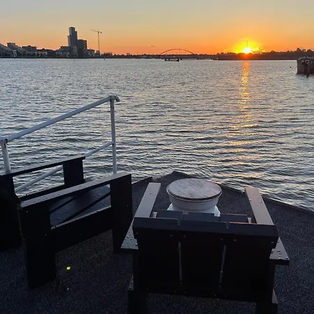 Bed & Breakfast Casey's View House Boat 3*