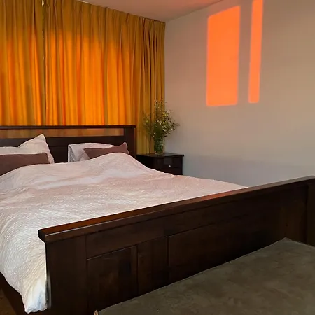Casey's View House Boat Bed & Breakfast *