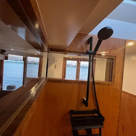 Casey's View House Boat Bed & Breakfast *