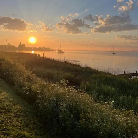 Casey's View House Boat Bed & Breakfast