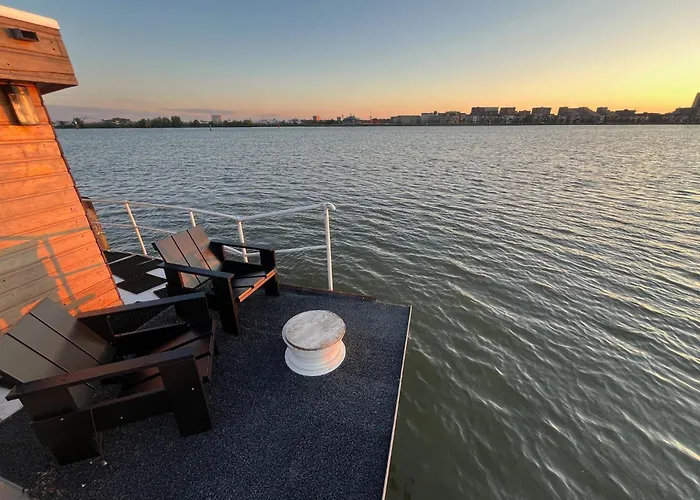 B&B Casey's View House Boat