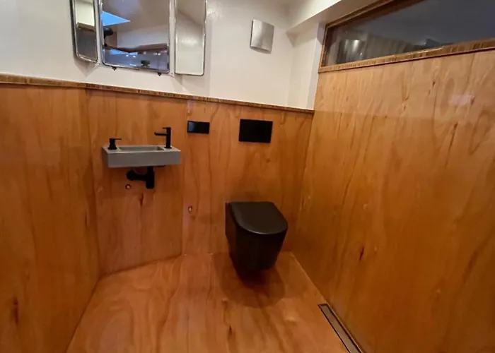 Casey's View House Boat B&B