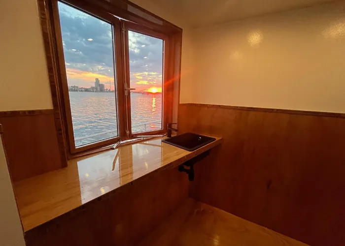 Casey's View House Boat B&B 암스테르담