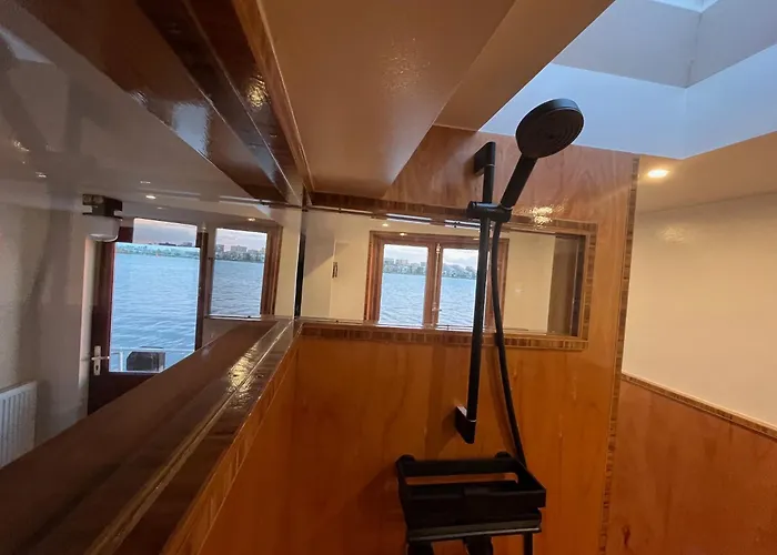 Casey's View House Boat B&B 3*