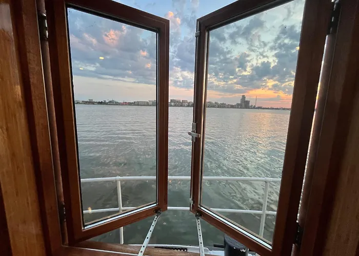 Casey's View House Boat