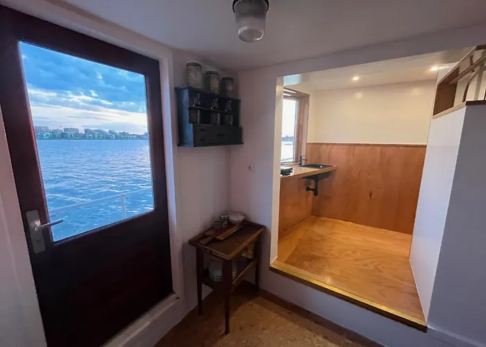 Casey's View House Boat B&B 암스테르담