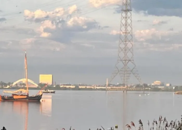 B&B Casey's View House Boat