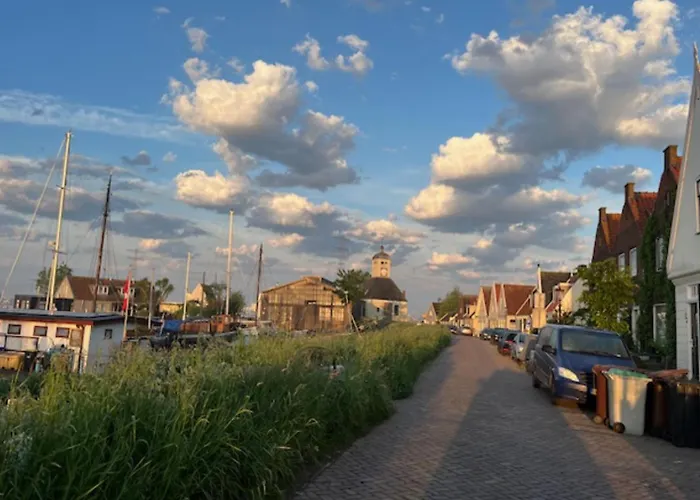 B&B Casey's View House Boat 3*