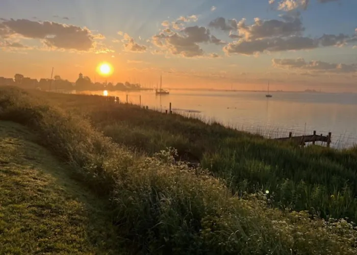 Casey's View House Boat B&B