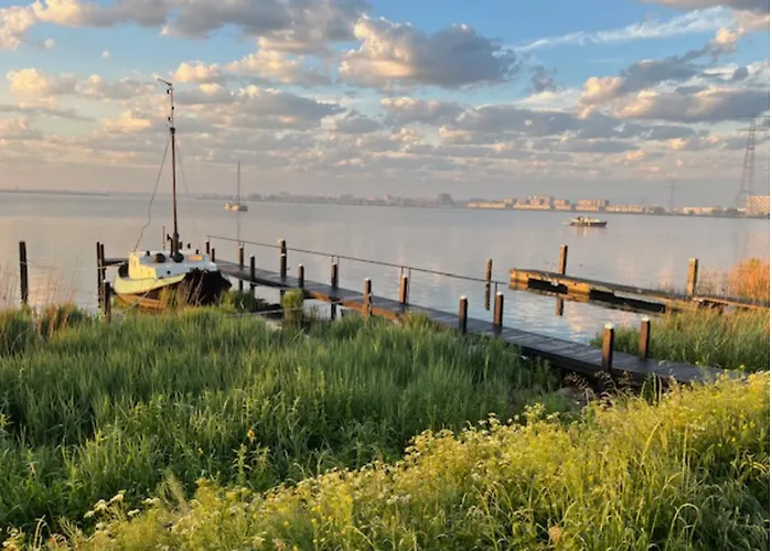 Casey's View House Boat 3*