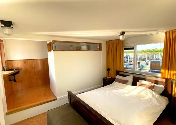 B&B Casey's View House Boat