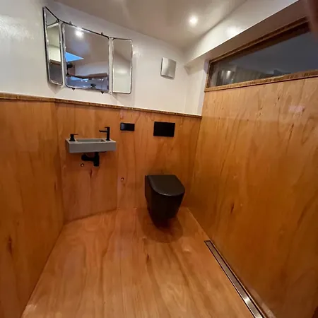 Casey's View House Boat 住宿加早餐酒店