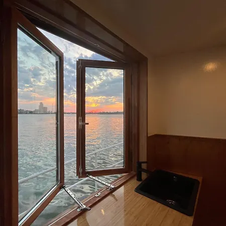Casey's View House Boat 4*