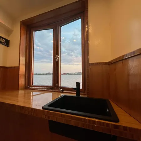 住宿加早餐酒店 Casey's View House Boat 4*