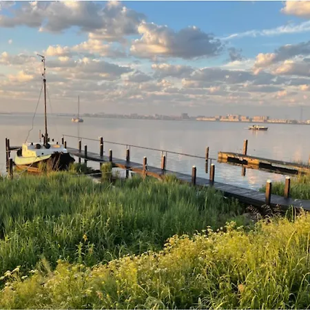 Casey's View House Boat 4*