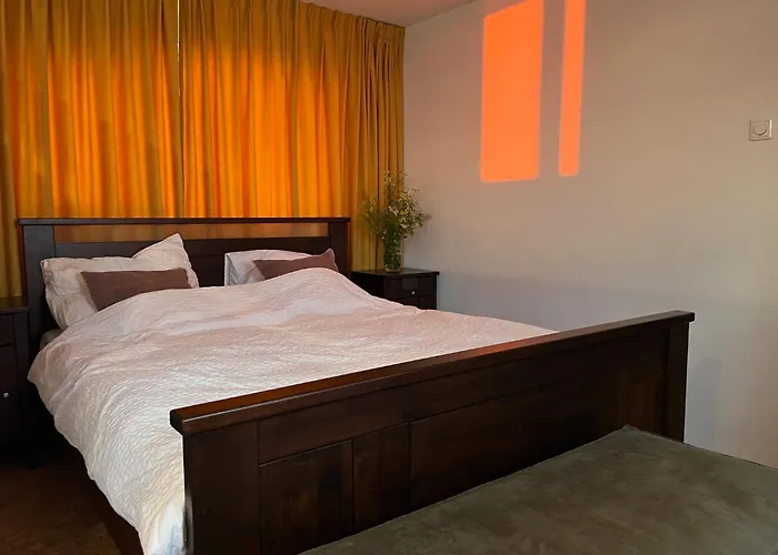 Casey's View House Boat Bed & Breakfast 4*