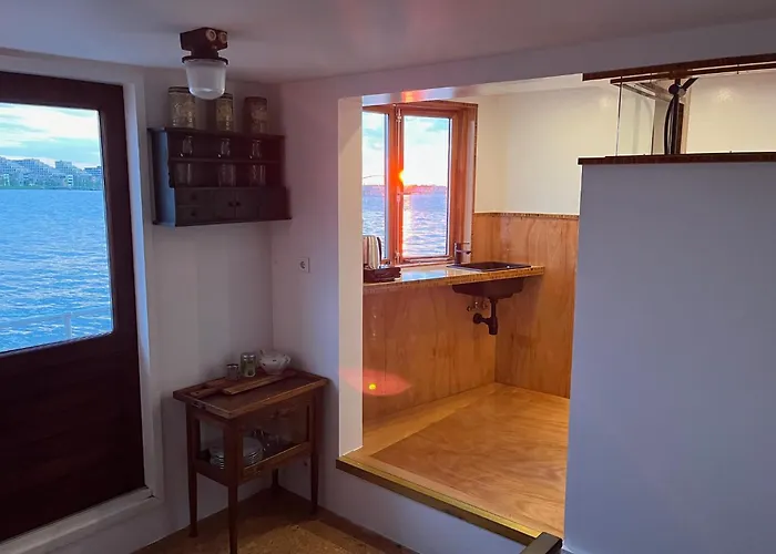 Casey's View House Boat 4*