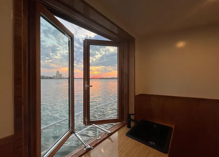 Casey's View House Boat 4*