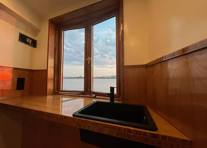 Bed & Breakfast Casey's View House Boat 4*