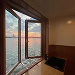 Casey's View House Boat 4*