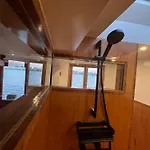 Casey's View House Boat Frühstückspension 4*