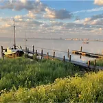 Casey's View House Boat 4*